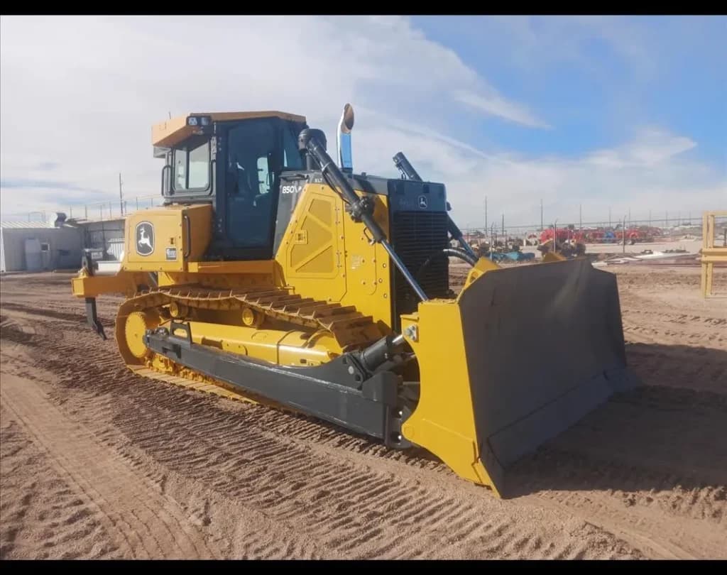 4RE | A John Deere dozer on a job site.